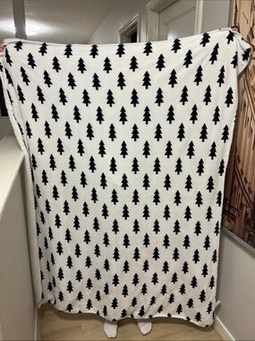 Cozy Pine Tree Pattern Throw Blanket in Black & White